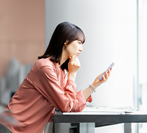 不安な女性の写真